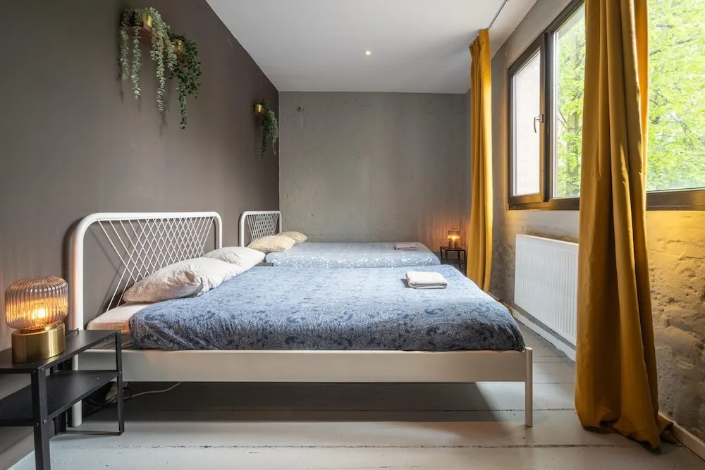 Riverfront Apartment for 9-guests