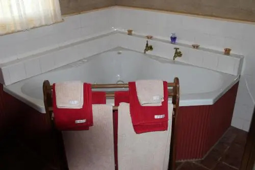 Elinike Guest Cottages
