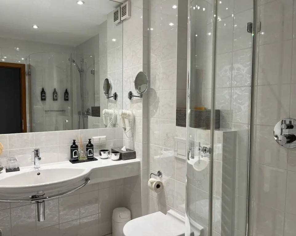 DAS SCHLOSSBERG - Boutique Hotel im Park- Nahe der Therme