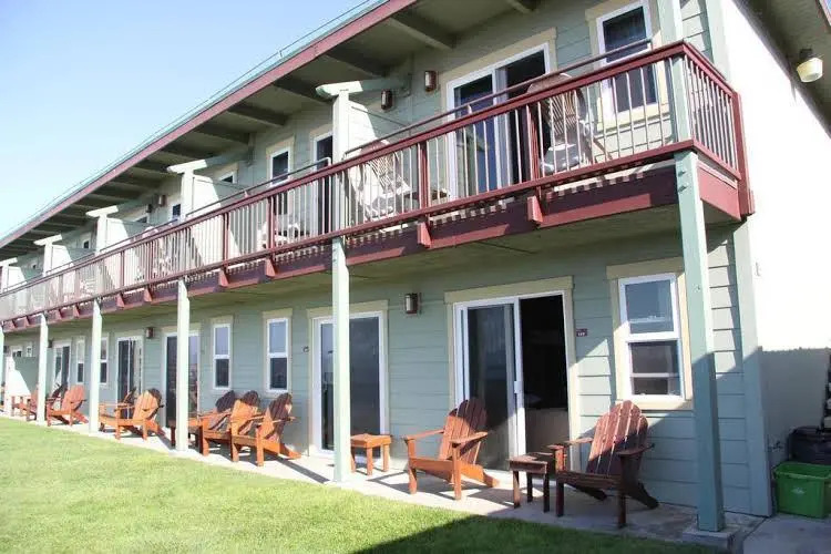 Shoreline Inn...on the beach