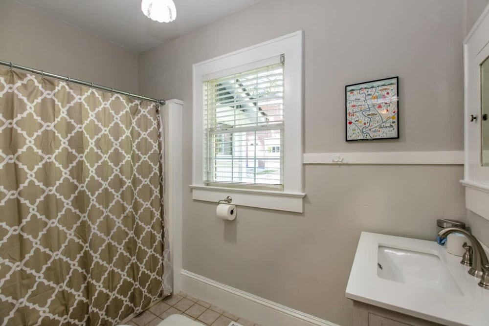 Roomy 5BR Bungalow w Backyard Close to Downtown