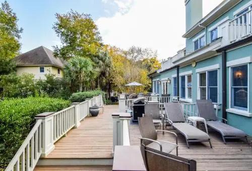 20 & 21 Ocean Green Drive by RedAwning