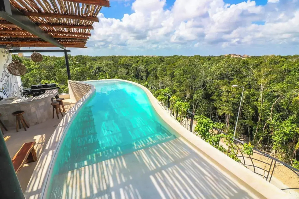 Charming Jungle Apartment Rooftop BBQ