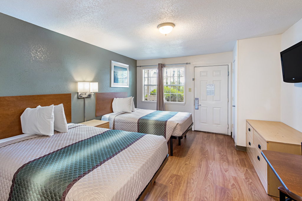 HomeTowne Studios by Red Roof Atlanta - Lawrenceville