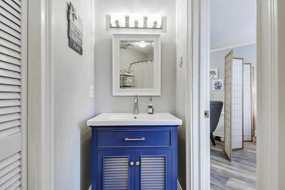 Cozy Holiday Hideaway, Sleeps 4! Steps To The Beach! Renovated 2021 Condo by RedAwning