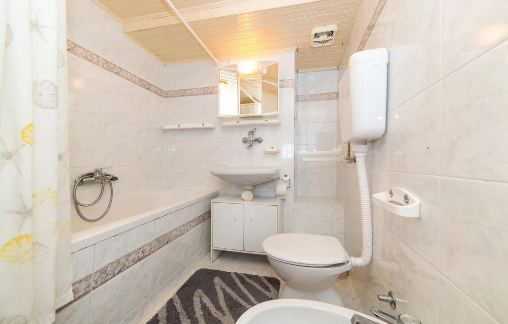 Nice Home in Kastel Kambelovac With Wifi and 4 Bedrooms