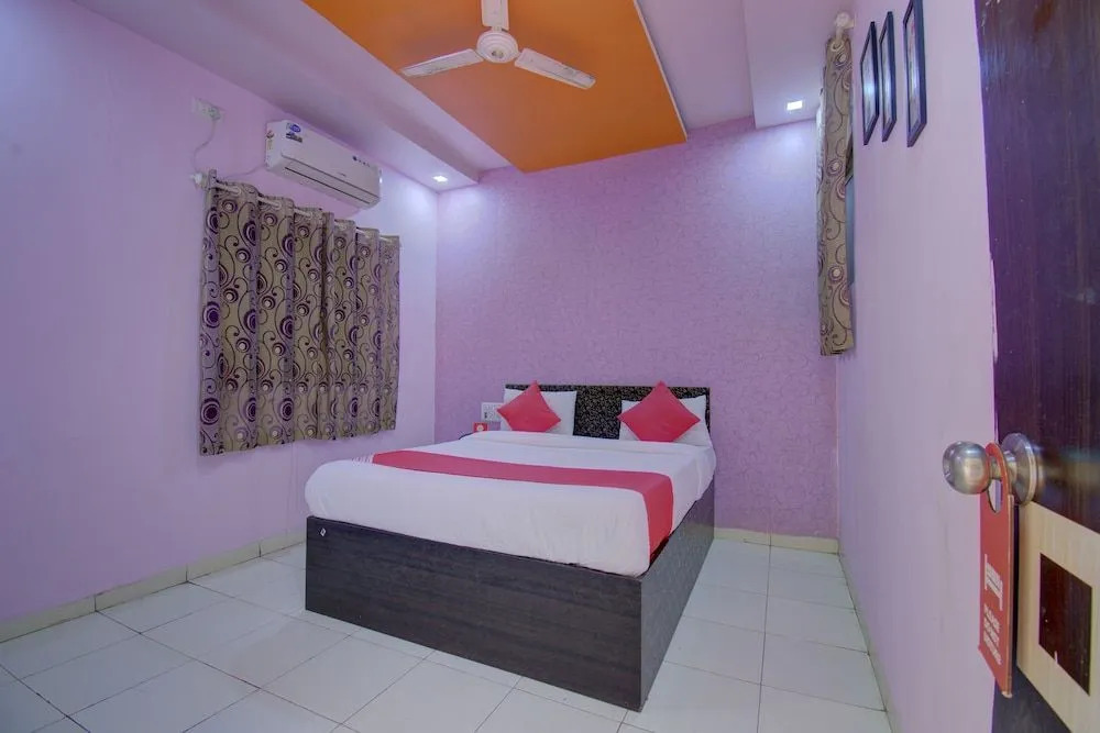 OYO 19830 Hotel Lucky Star