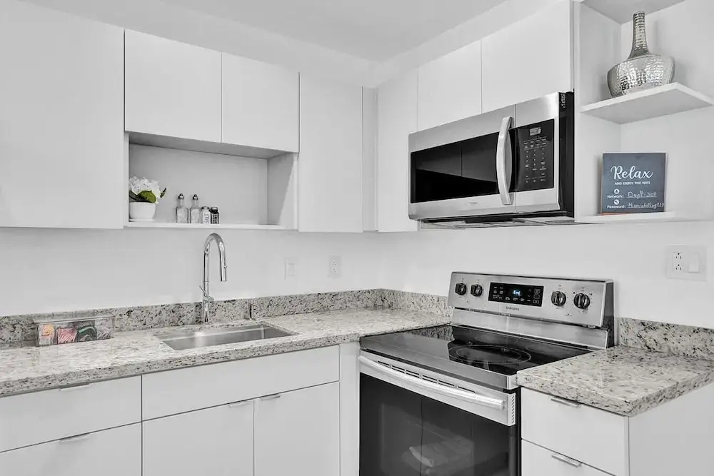 Modern Hallandale Apt w/ Backyard Near Beach