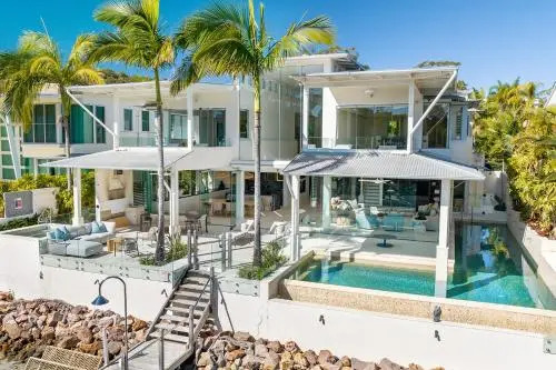 Iluka, Luxurious Riverfront Retreat