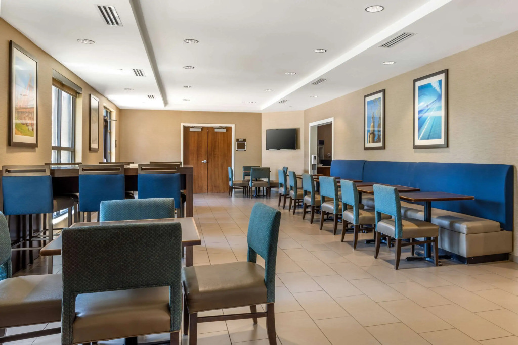 Comfort Inn & Suites At CrossPlex Village