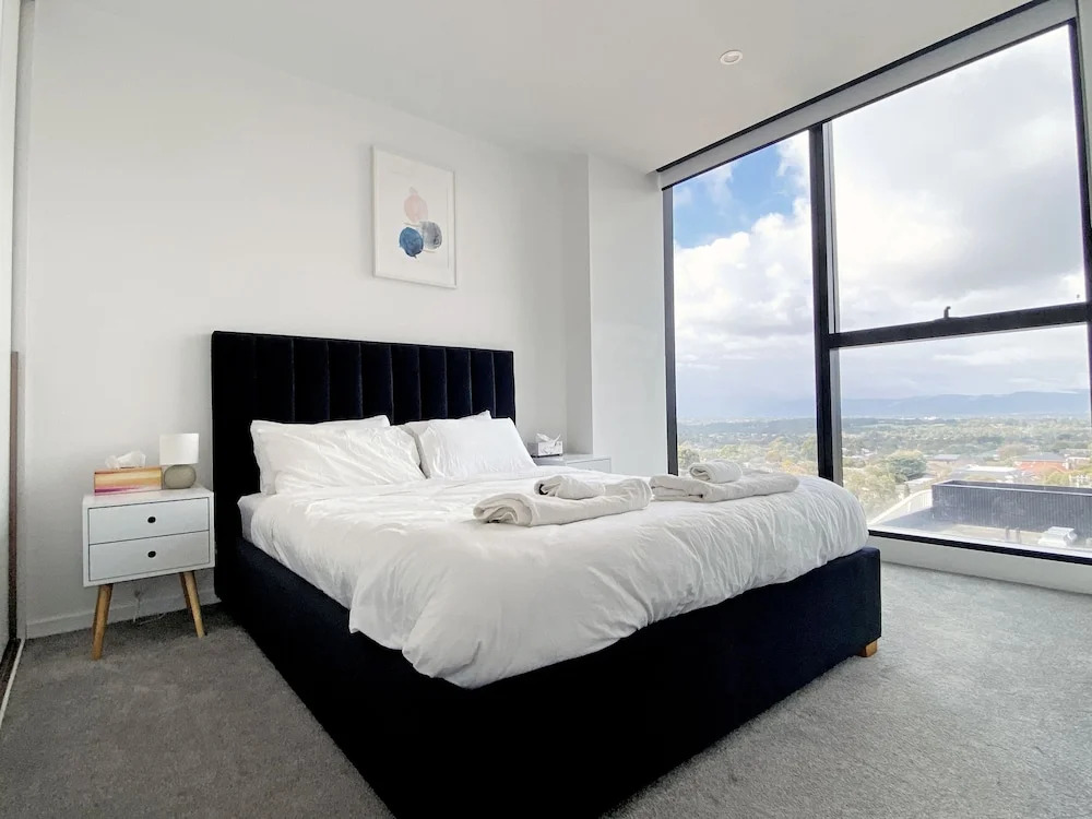 SkyGarden Luxury Condo The Glen by Live Local