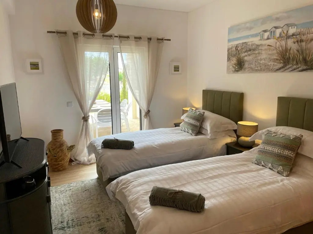 'New for 2022' luxury 3 bedroom, 'Villa Cascata', pool, close to Olhos de Agua