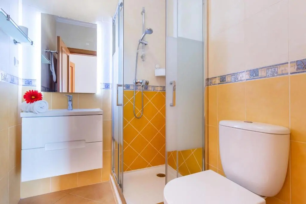 Lovely 2 bedroom apartment including pool, stunning ocean views & beach closeby