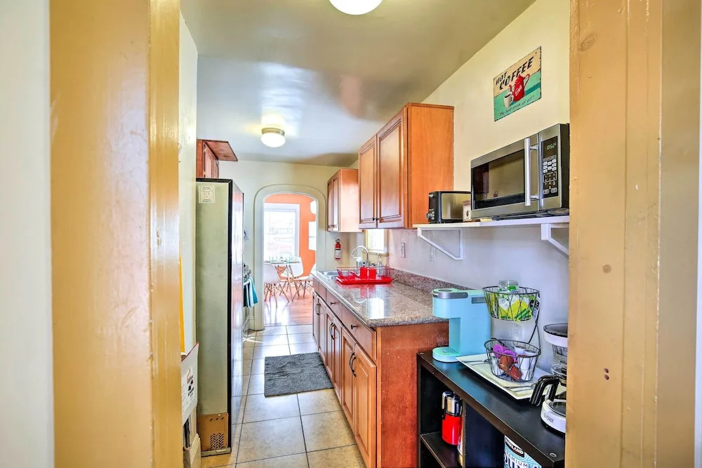 7 Mi to Downtown: Long Beach Bungalow w/ Patio