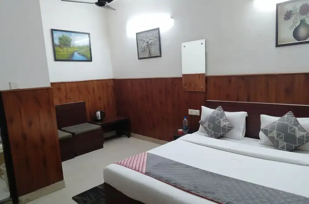 Shri Sai Guest House - Opp Azadpur Main Mandi I Couple Friendly I Metro Access