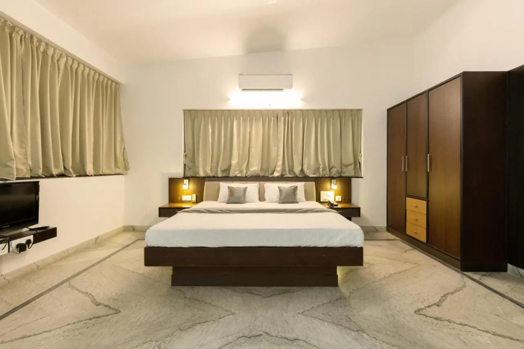 Hotel Paramount Suites & Service Apartments