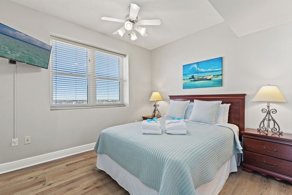 Splash, Relax & Repeat at Dolphin View Retreat! Beachfront! Sleeps 9!