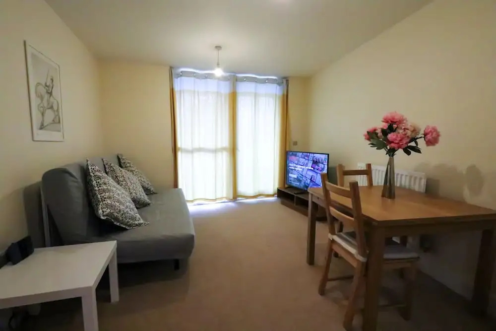 Mordern Top Floor Apartment with Free Parking