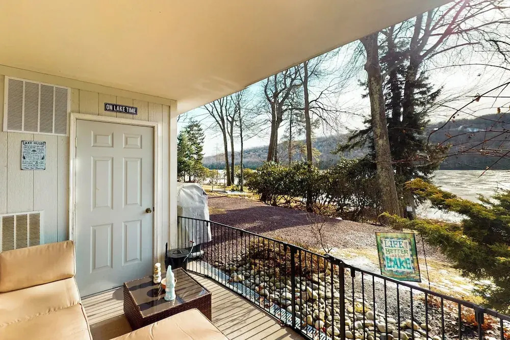Lakefront Poconos Retreat! Pool & Hot Tub Access