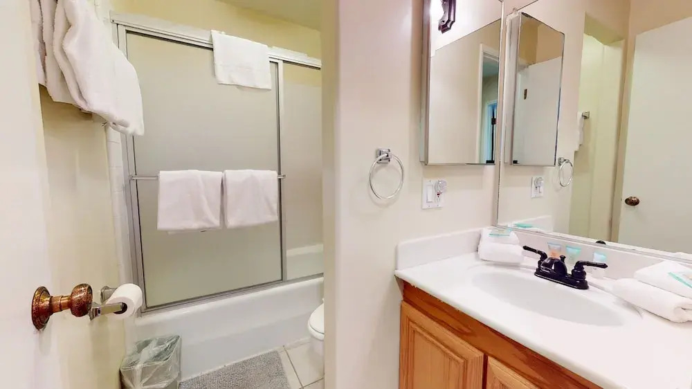 Chateau de Montagne 29 Updated and Spacious with Private Washer Dryer, On The Shuttle Route by RedAwning