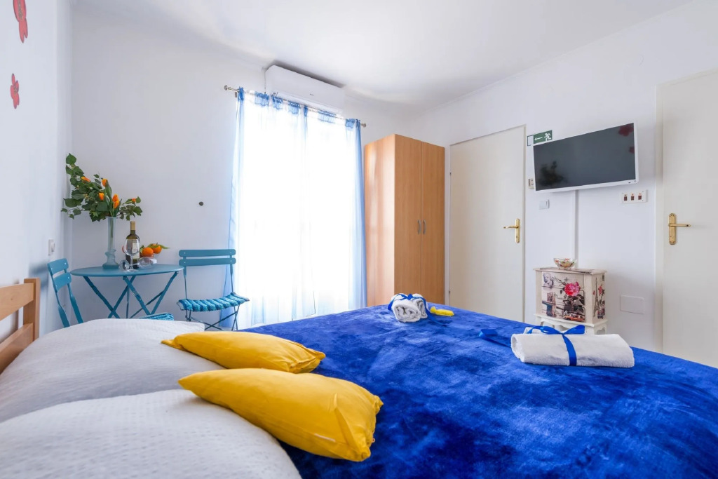 Apartments and Room Lora