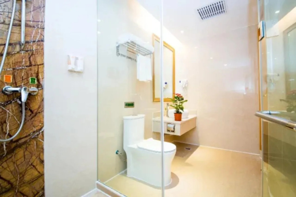 Vienna Hotel Whhan xingye road stone bridge subway station store