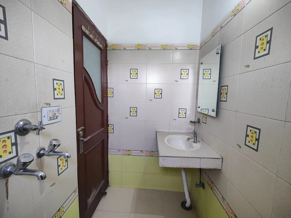 Harish Guest House -Railway Station Road