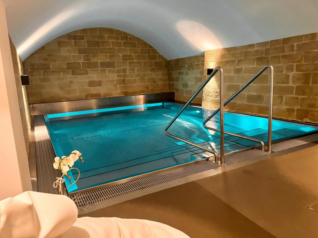 Moderne Altbauwohnung mit Pool und Sauna zentral in Bern