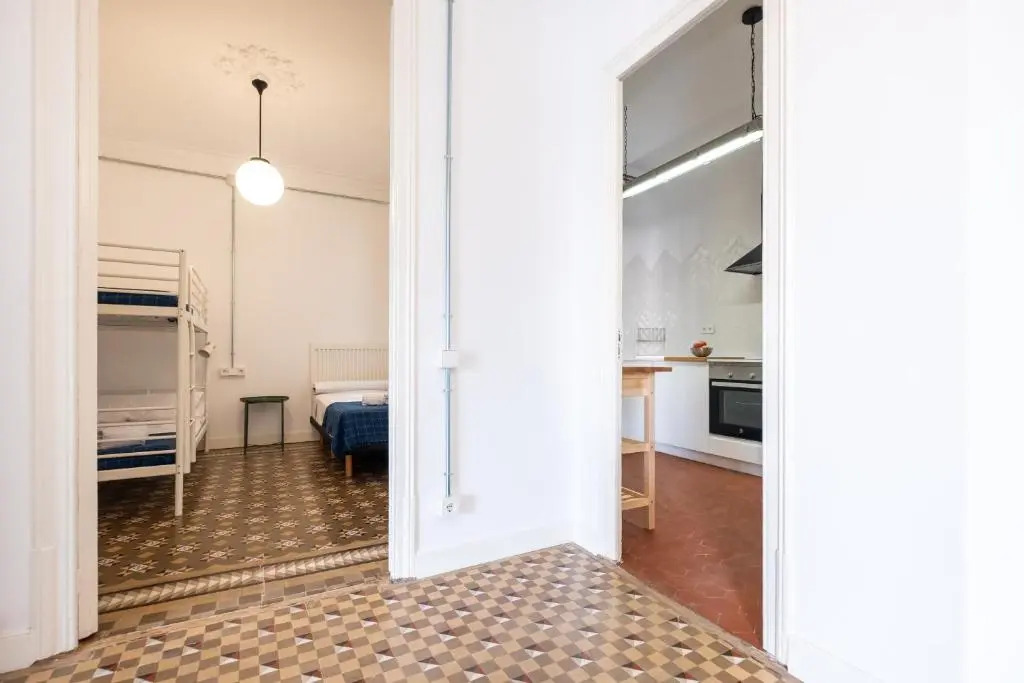 Sunny and Modernist apartment for groups in center