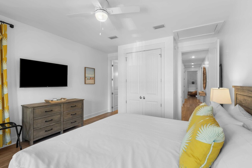 Good Day Sunshine by Avantstay Sleeps 16, Pool + Private Beach Access
