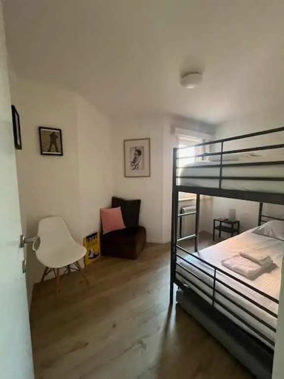 Huswell - Bright Beach Retreat With Balcony