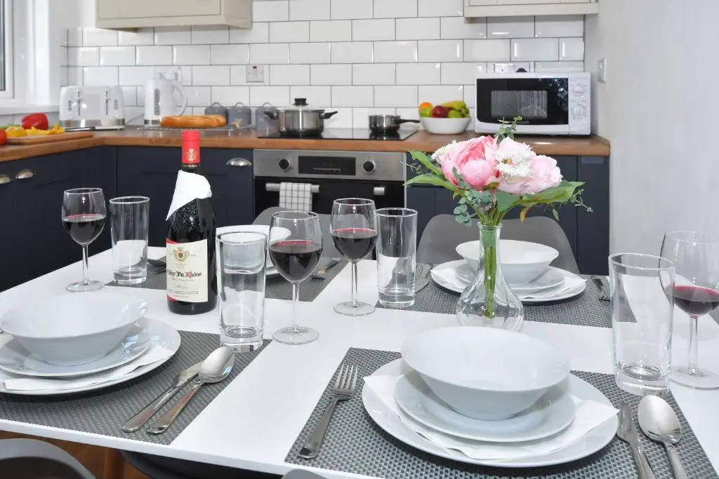Orion House - sleeps 6, driveway, garden