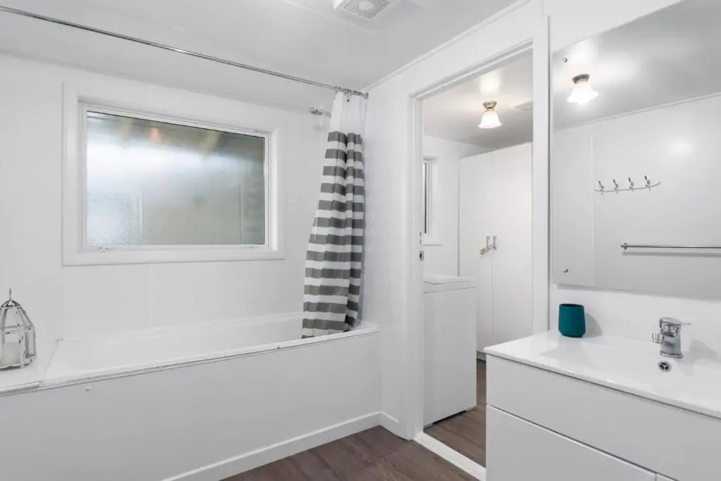 Bayview Bungalow - Nelson Holiday Home