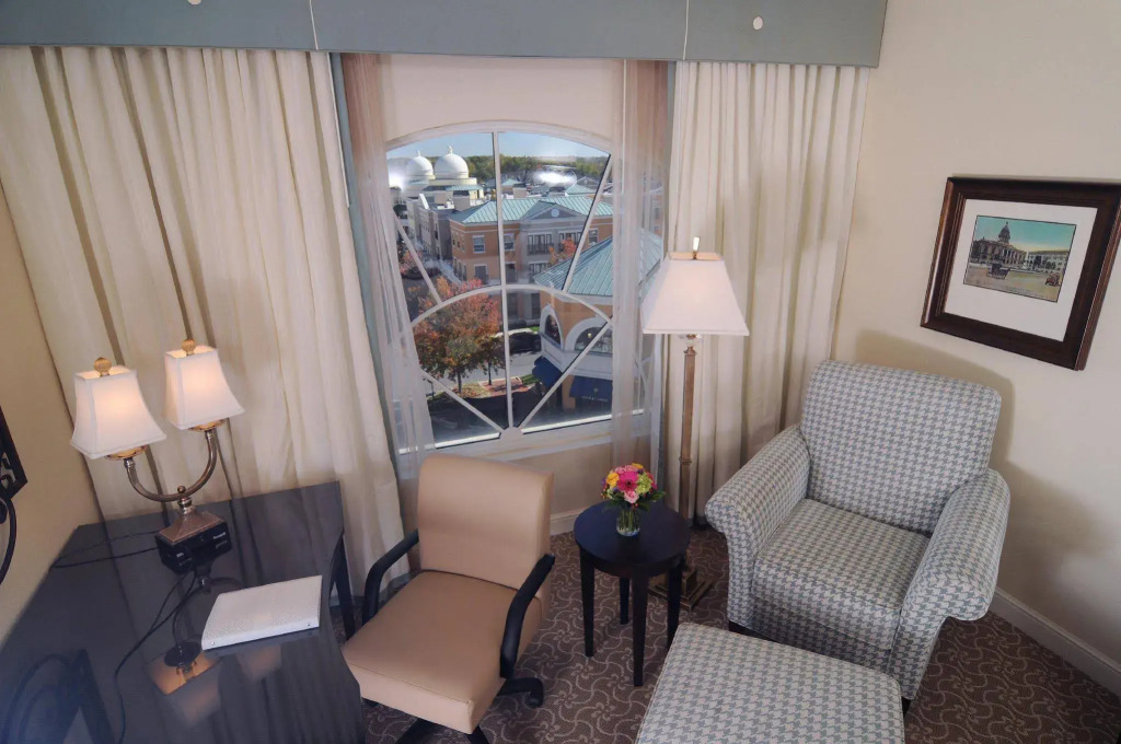 Hampton Inn & Suites South Park at Phillips Place