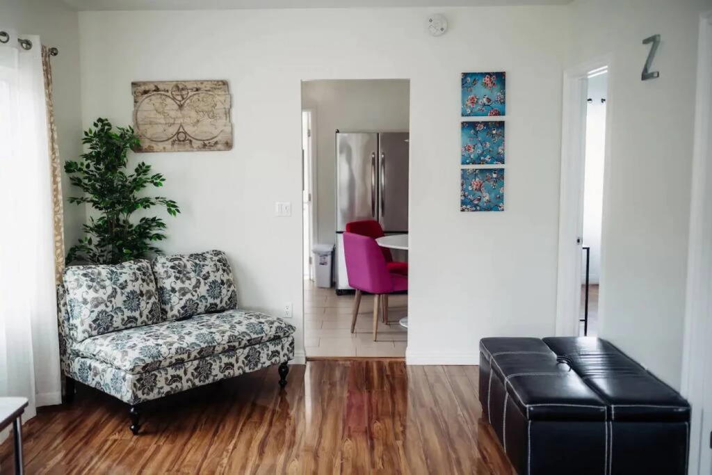 CHARMING 2-BEDROOM BUNGALOW HOME IN GLENDALE  (p4)