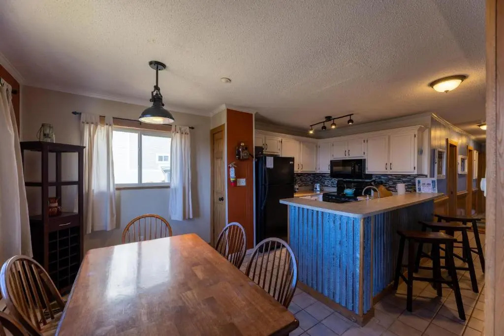 Sunsets at Summit 108b, free WI-FI, parking and AC