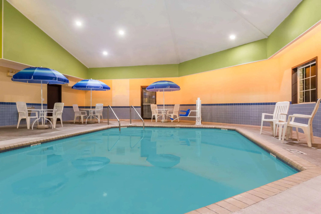 Days Inn & Suites by Wyndham Kaukauna WI