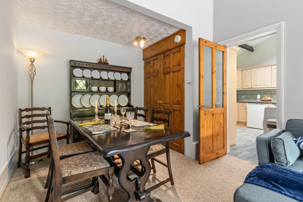 The Hollies - Short Walk to Beach, Peaceful Location, Parking