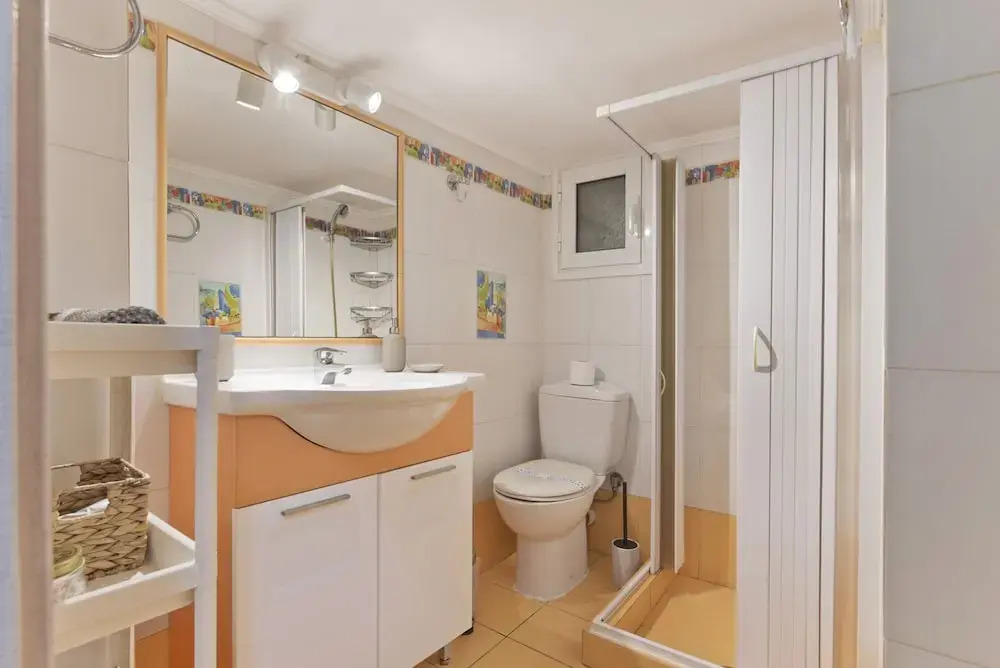 Irida With 1 Bedrooms and 1 Bathrooms