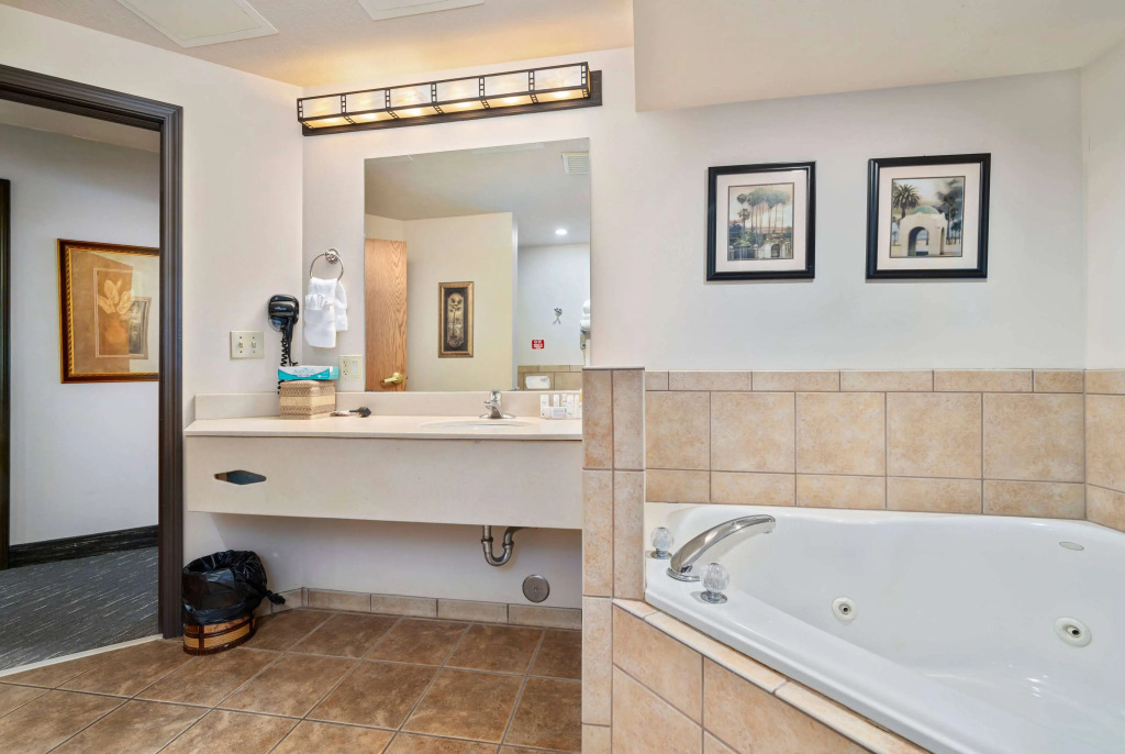 Ramada by Wyndham Sioux Falls Airport - Waterpark Resort & Event Center
