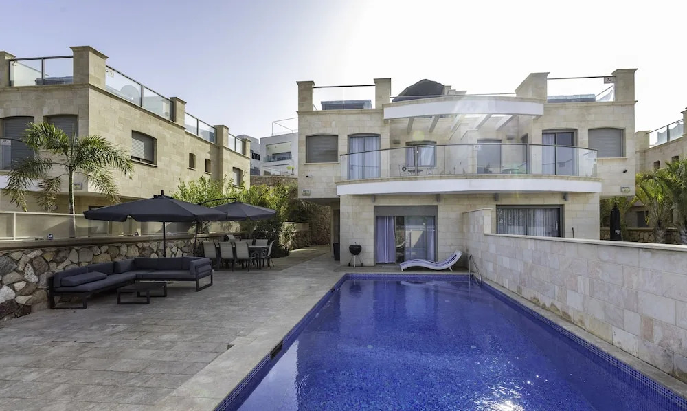 Luxury Villa 4BR with private pool & Jacuzzi Sea View