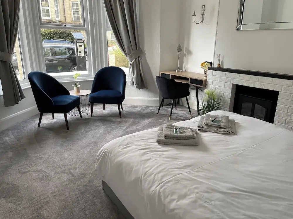 2-bed, Sleeps 4, Free Parking, Pets Allowed