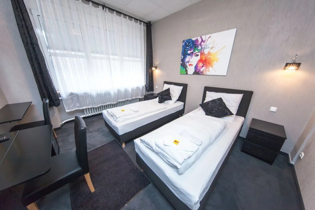 FULL HOUSE Hotel Nürnberg - shared bath & kitchen