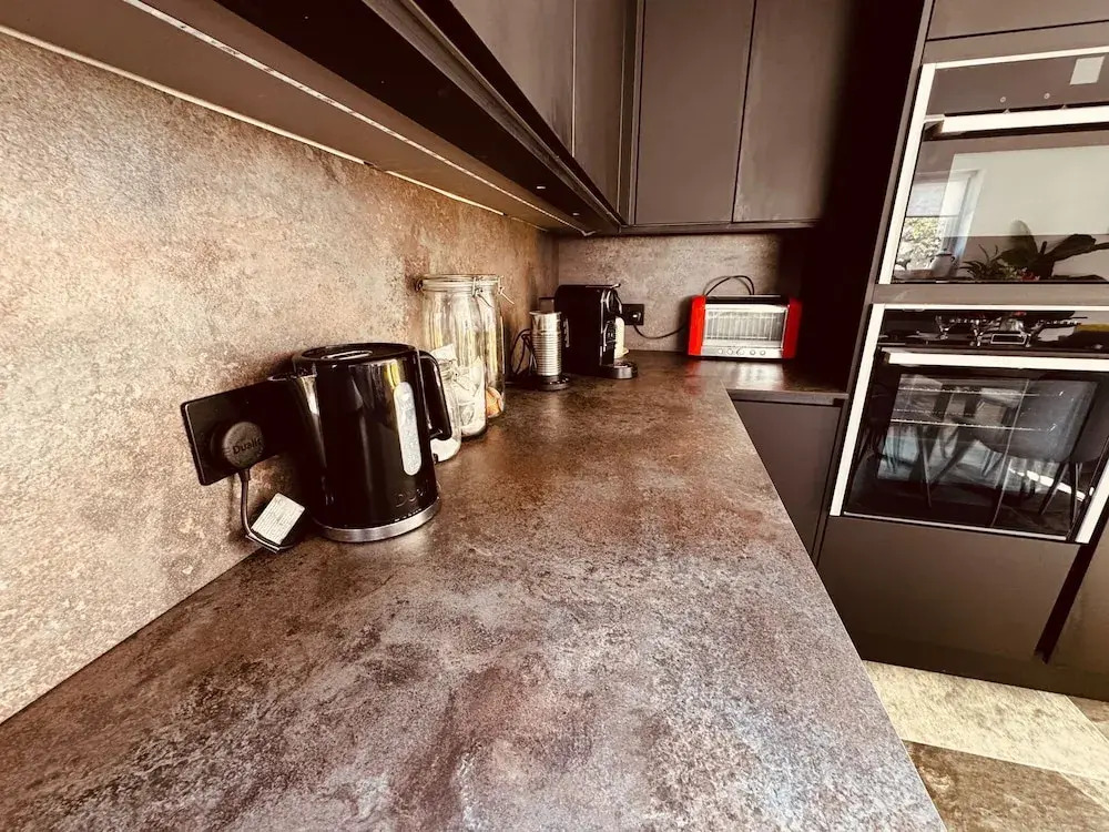 Luxury Adult-only 2-bedroom Bungalow With Hot Tub