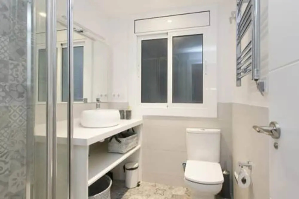 Designer Apt Near Fira Balcony 5PP Wifi Smart TV by Myrentalhost