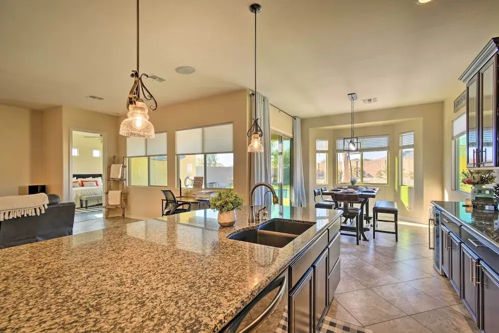 Pool, Fire Pit & Putting Green: Goodyear Retreat!