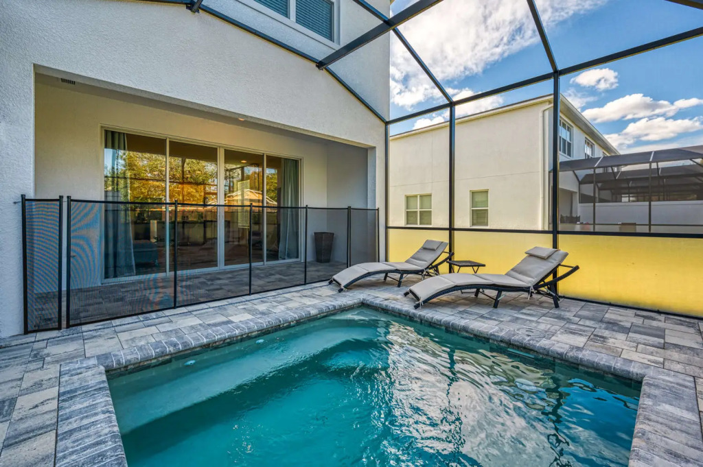 Comfortable Townhome with private pool near Disney