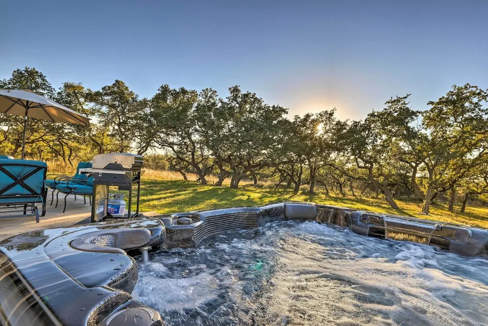 Quiet Haven w/ Hot Tub, 4 Mi to Canyon Lake!