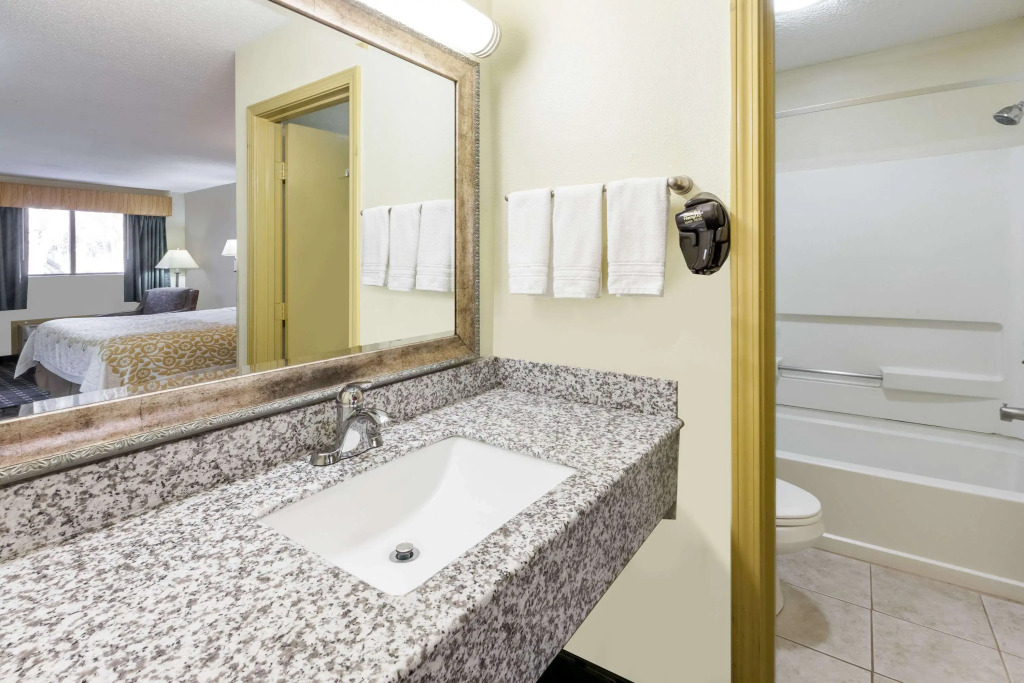 Days Inn by Wyndham Kent - Akron