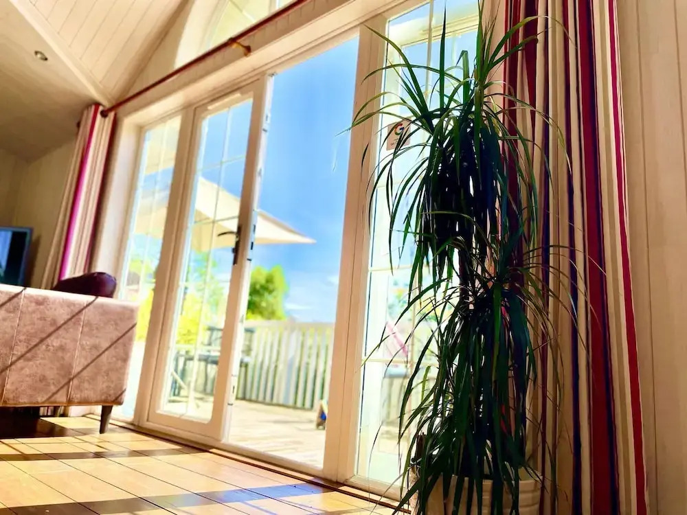 Holiday Lettings Beech Lodge - Stunning 6-bed King